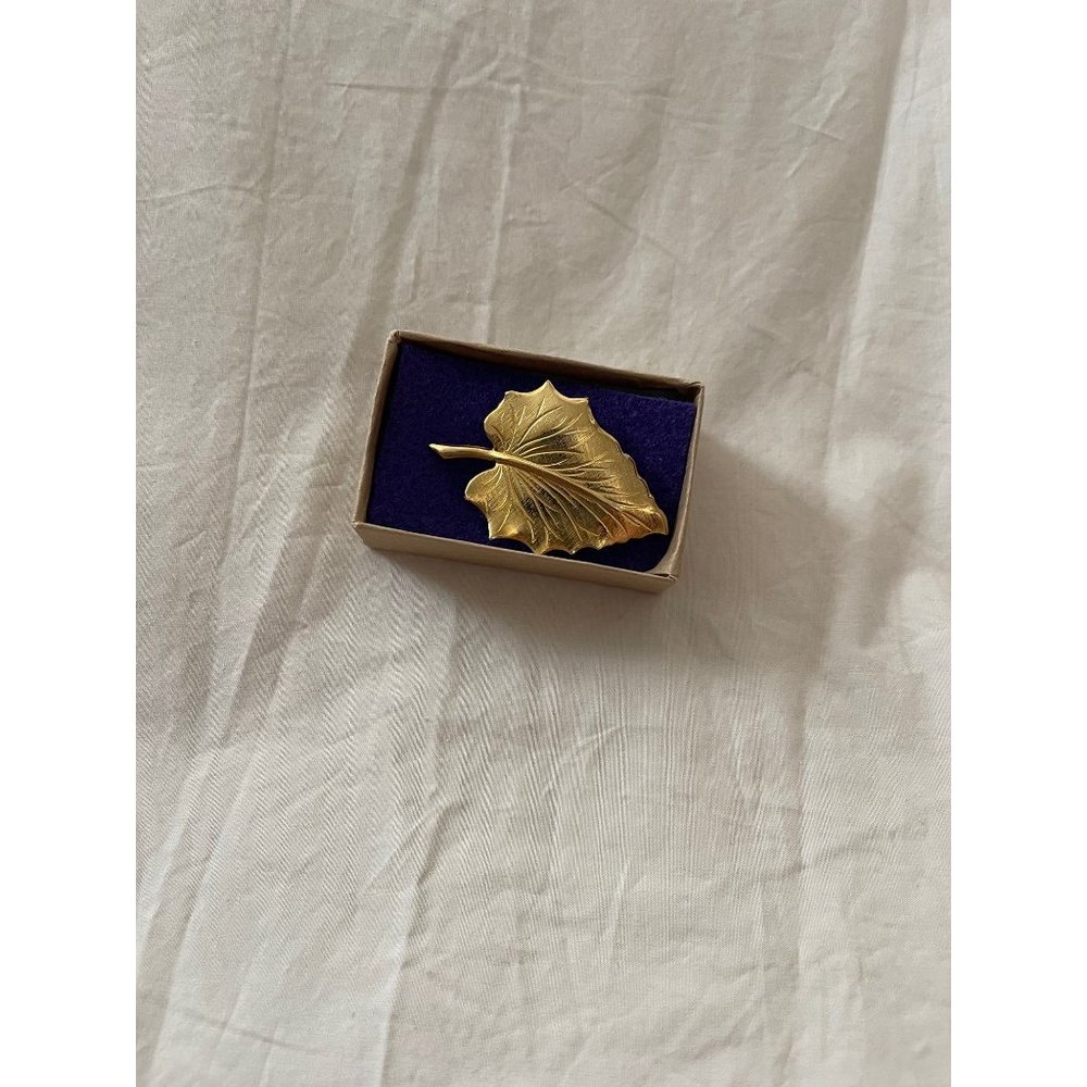 Vintage Gold-tone Lightweight Leaf Brooch - Picture 12 of 12
